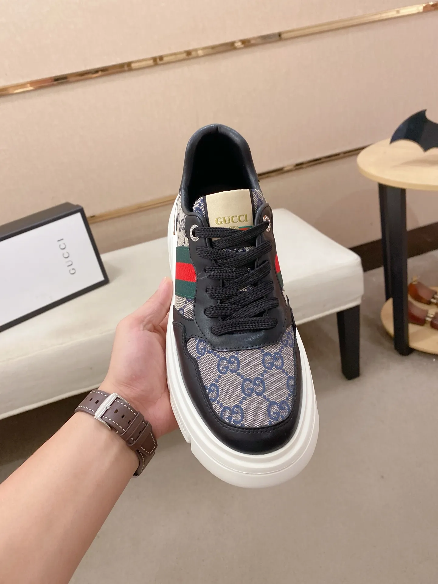 Men's shoes💰 420💰The new GUCCI (Gucci) counters are launched simultaneously. The new men's shoes, 😘fabrics are selected from imported cowhide, and the lining is sheepskin lining. 👍🏿 High-end ☄️ air-cushion molded anti-slip rubber outsole, exquisite lines, simple and elegant, comfortable and high-end for leisure travel. Code number: 38 to 44 (45 can be customized and cannot be returned or exchanged)